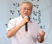 "진정한 '복수' 꿈꾼다" 이성윤 에세이 소개한 文…與 "말장난 말라"