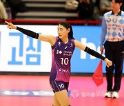 배구여제 김연경 환호, 서브 성공 200개 달성.