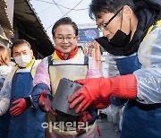 [포토] 최호권 영등포구청장, 쪽방촌 연탄 배달 봉사활동