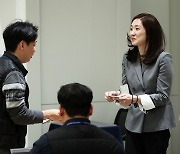 출입기자들과 인사하는 김수경 신임 대변인