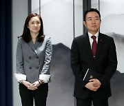 김수경 신임 대변인 소개하는 이도운 신임 홍보수석