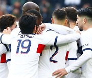 '한글 유니폼 효과' 이강인 풀타임 뛴 PSG, 수적 열세에도 2 대 0 승리