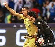 사우디 프로축구 알힐랄 팬들, 상대 팀 호날두에게 '메시' 연호