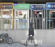 "작년에 퇴직할 걸"…올해 짐싸는 은행원들 '울상'인 이유