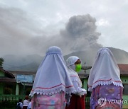 인도네시아 마라피 화산 폭발…11명 사망·12명 실종