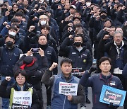 [포토]국회 앞에서 시위하는 민주노총 조합원들