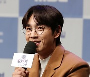 [포토]인사말하는 '솔로동창회 학연' MC 가수 이석훈