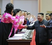 북한 김정은, '어머니대회' 참가자들과 악수