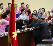 어머니대회 참가자들과 악수하는 북한 김정은