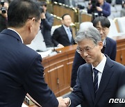 악수 나누는 김도읍·조희대