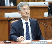 질의에 답하는 조희대 대법원장 후보자