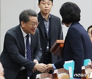 남인순 위원장과 인사 나누는 김용빈 선관위 사무총장