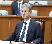 의원들 질의 경청하는 조희대 대법원장 후보자