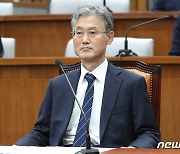 인사청문회 질의 경청하는 조희대 후보자