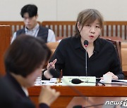 발언하는 이주희 교수