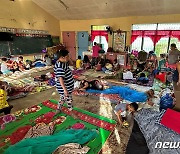 [포토] '규모 7.6 강진' 학교에 차려진 임시대피소