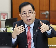 발언하는 박성중 간사