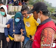 [포토] 절망하는 므라피 화산 폭발 희생자 가족