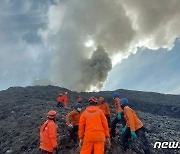 인니, 므라피 화산 폭발 실종 등산객 10명 수색 '총력'…13명 사망