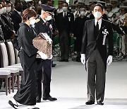 “아베 마지막 배웅” 4㎞ 조문행렬… 국회 앞에선 “국장 반대” 집회