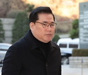 유동규 탄 車, 대형트럭과 충돌...180도 회전 뒤 분리대와도 ‘쾅’