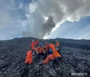 인도네시아 므라피 화산 폭발…등산객 22명 사망 수색 '총력'