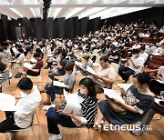 [에듀플러스]2024 정시 門 열린다, 수험생 주의할 점은? “선발인원·전형방법·3~4년 입시결과 분석해야…지역인재전형 크게 늘어”