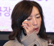 [포토] 방은진 감독, '김민기 선생님 영상에 훔치는 눈물'