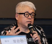 [포토] 인사말 하는 김형석