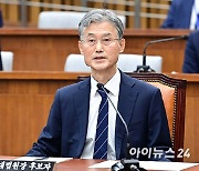 [포토]질의에 답변하는 조희대 대법원장 후보자