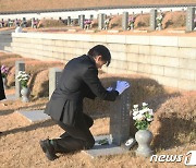 '출마 시사' 조국, 광주 5.18묘지 참배 "한 걸음 내딛겠다"