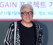 포즈 취하는 김형석 작곡가