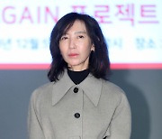 포즈 취하는 방은진 감독