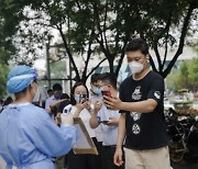 중국 폐렴 확산에 ‘건강코드’ 부활… “코로나19 방역 정책 회귀 우려”
