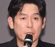 [TD포토] 설경구 '학전에 포스터 붙이다 캐스팅'