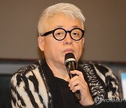 인사말하는 김형석