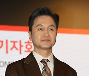 포즈 취하는 장현성