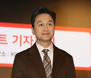 포즈 취하는 장현성