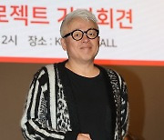 포즈 취하는 김형석