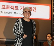 포즈 취하는 김형석