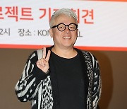 포즈 취하는 김형석