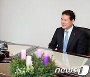 김영호 통일부 장관과 대화 나누는 정순택 교구장