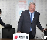 자리에 착석하는 김기현 대표와 인요한 혁신위원장