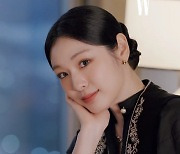 '고우림♥'김연아, '곰신'된 이후 모습 보니…블랙톤 드레스로 우아함 그대로