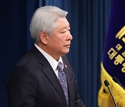 탄핵 강공에 ‘선배카드’ 꺼내든 尹…민주당은 “검찰판 하나회냐”