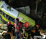 계곡 추락해 17명 숨진 필리핀 버스 참사 현장