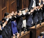 [3분 브리핑] 日 의원들, 국회 해산했는데 왜 만세 삼창할까