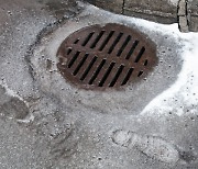 추위 피해 맨홀에서 발견된 70대 치매 어머니