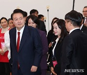 2023년 눈꽃 동행축제 개막식 입장하는 윤 대통령