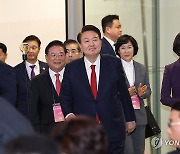 눈꽃 동행축제 개막행사 입장하는 윤석열 대통령